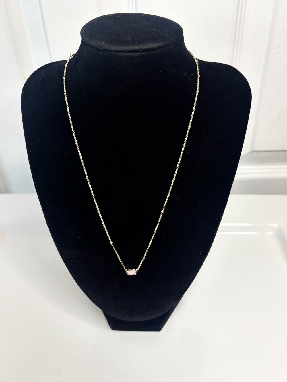 Kendra Scott Mini Elisa Gold Plated Oval Pendant Necklace White Iridescent Stone - Picture 2 of 7